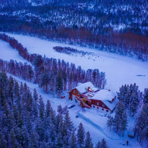 Reisastua Lodge ved Reisaelva 