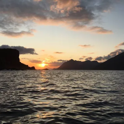 Midnattsola fra fjorden på  Skjervøy