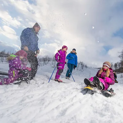 Barn i akebakken, solskinnsdag i Nordreisa