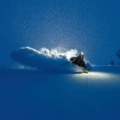 Skiing i skumringen med hodelykt