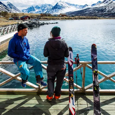 To personer snakker på kaia ute i sola etter en topptur i Lyngsalpene - XLyngen