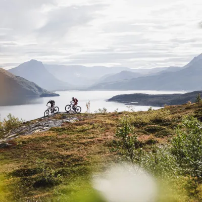 To stisyklister på tur, Lyngenfjorden i bakgrunnen