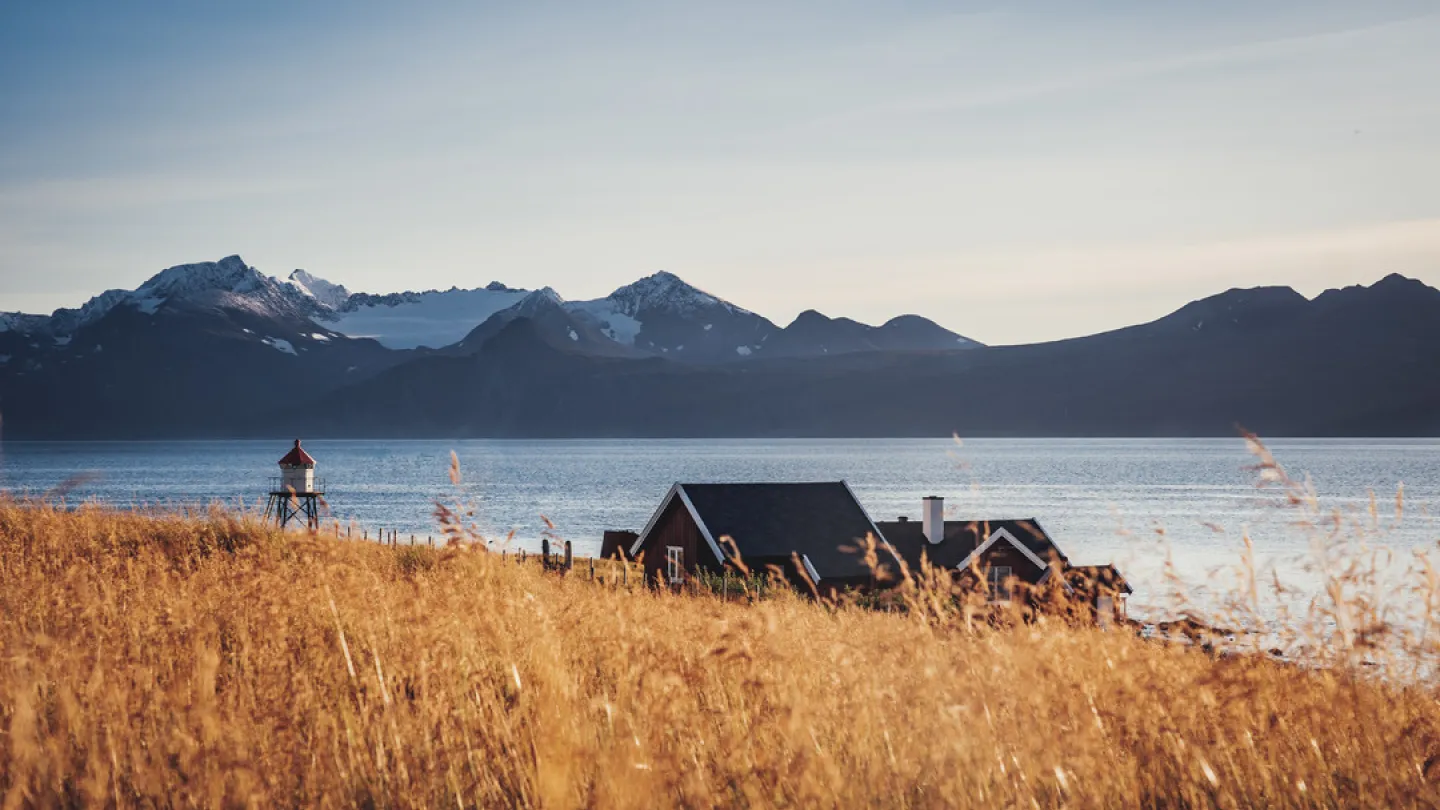 Utsikt fra Arnøya mot Lyngsalpene i Nord Norge en vakker høstdag