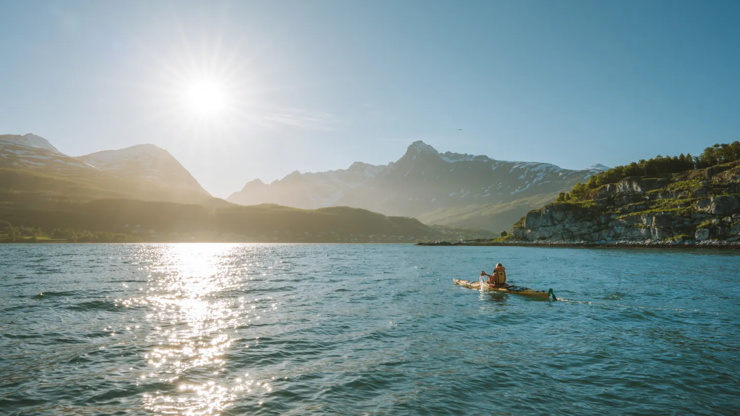 Kayak på Lyngenfjorden i sommersol