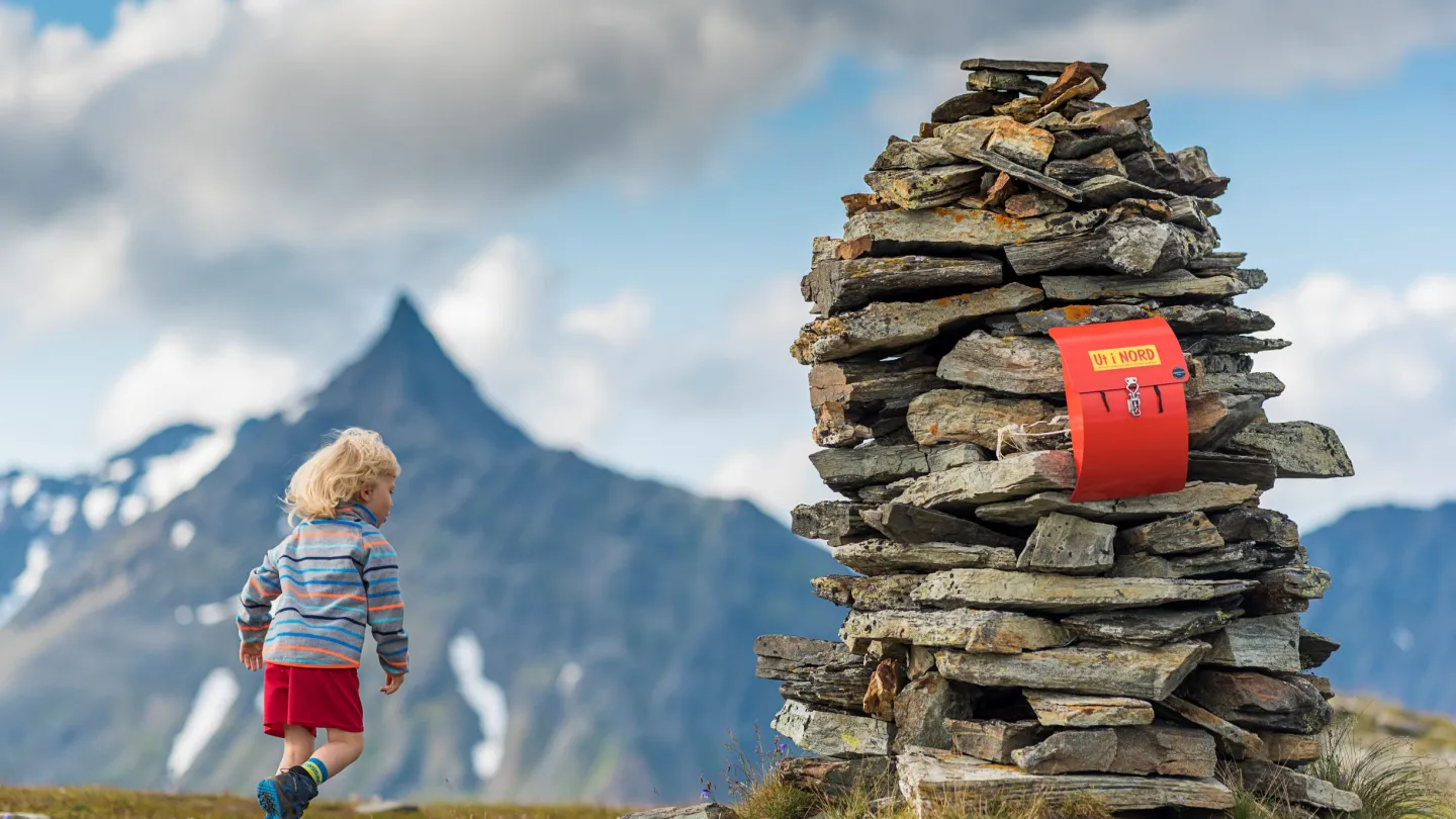 Et barn på vei til en trimpostkasse på Gjøvarden, Nord Norge