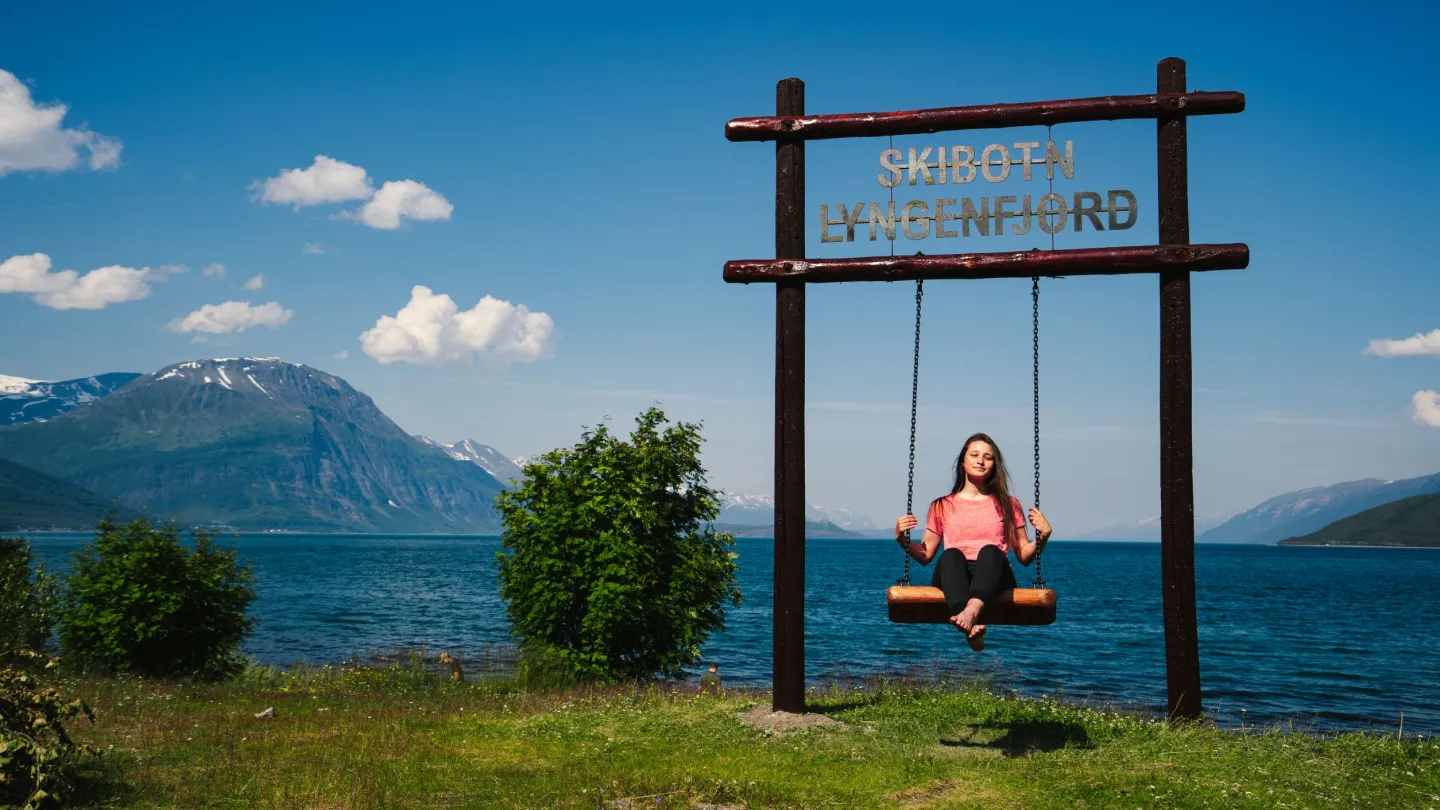 Girl swinging on skibontdissa