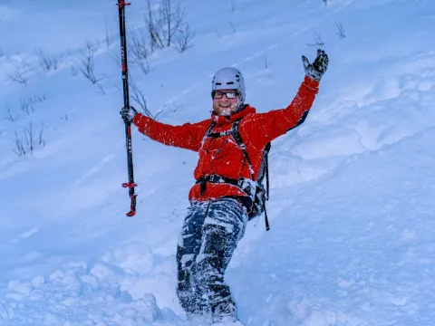 En mann har falt på ski. Ha er full av snø.