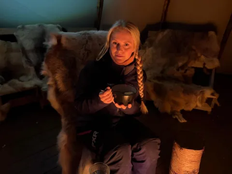 En dame spiser mat fra en skål.