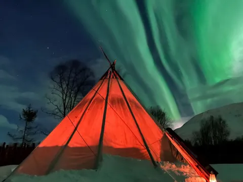 Lavvu under nordlys.