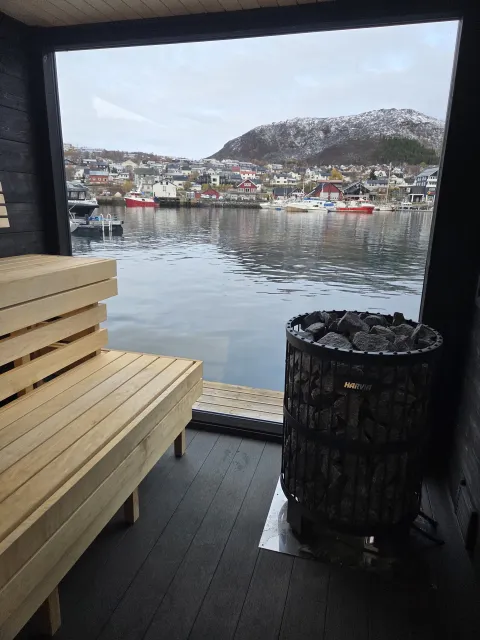 Flytende badstue i hjertet av Skjervøy - Áhpi
