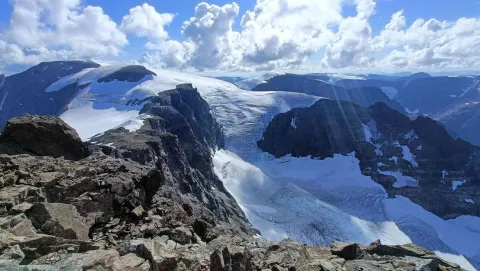 Fjell og snø.