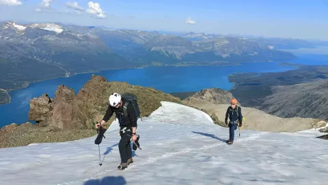 To personer på vei opp fjellet.