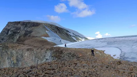 To personer på vei opp fjellet.