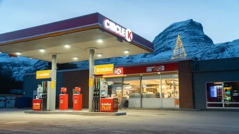 Et bilde av en bensinstasjon i fargene til Circle K