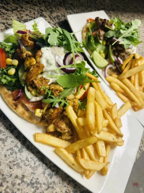 Gyros med pommes frites ved Alperosa