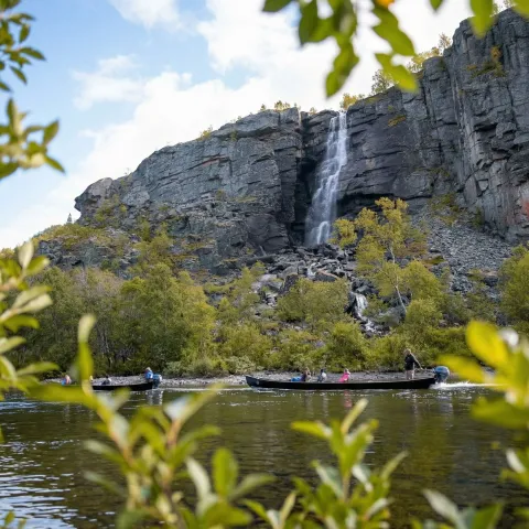 Elvebåt på elvebredden nedenfor fossen disseldakka.