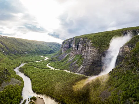 Mollisfossen og reisadalen fra et fugleperspektiv.