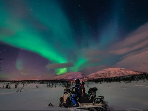 Kveldsopplevelse med snøscooter – Lyngen-alpene