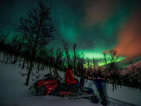 Kveldsopplevelse med snøscooter – Lyngen-alpene