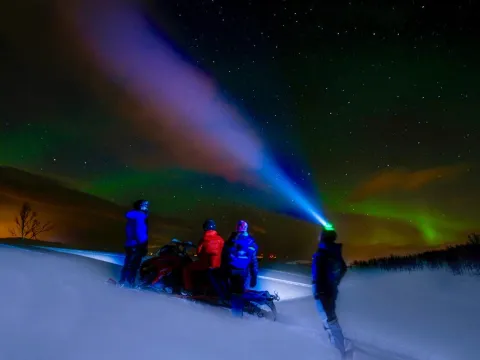 Kveldsopplevelse med snøscooter – Lyngen-alpene