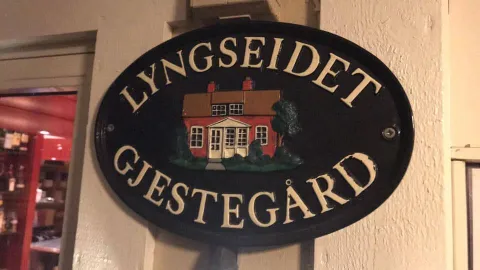 Sign at Lyngseidet gjestegård