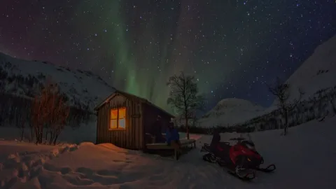 En Snøskutersafari i nordnorsk natur - kveldstur med North Experience